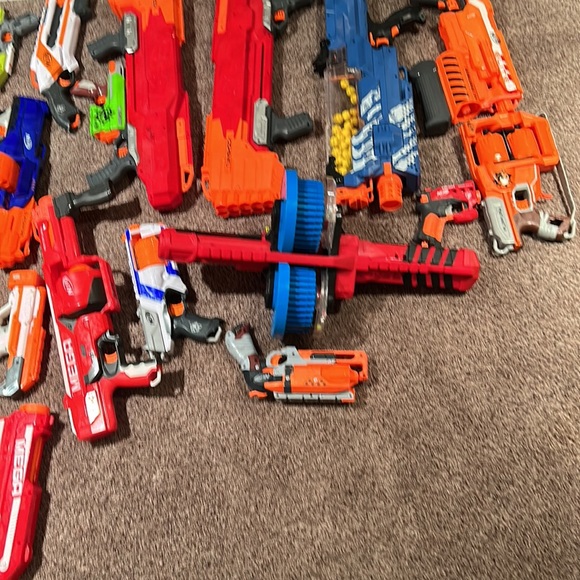 Variety of 21 nerf guns ranging sizes and make with some attachments and mags - Picture 6 of 6